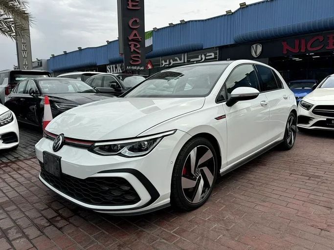 Подержанный Volkswagen Golf GTI VIII, 2.0 л, 2023 в Дубае от Nice Cars Motos Белый цвет. GCC | AUTO.AE