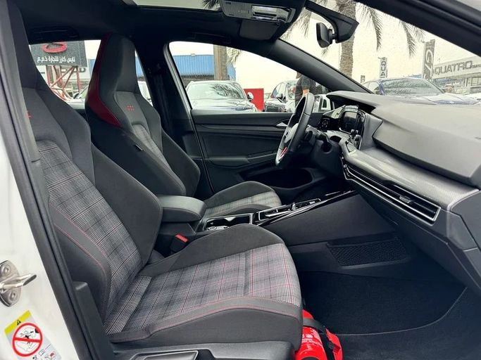Подержанный Volkswagen Golf GTI VIII, 2.0 л, 2023 в Дубае от Nice Cars Motos Белый цвет. GCC | AUTO.AE