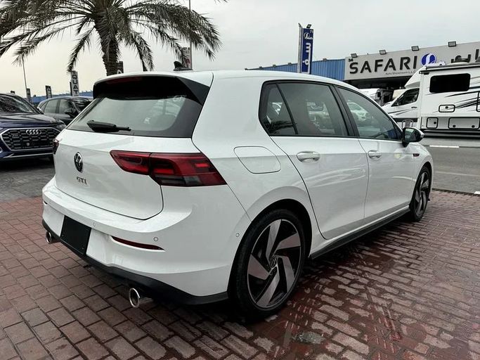 Подержанный Volkswagen Golf GTI VIII, 2.0 л, 2023 в Дубае от Nice Cars Motos Белый цвет. GCC | AUTO.AE