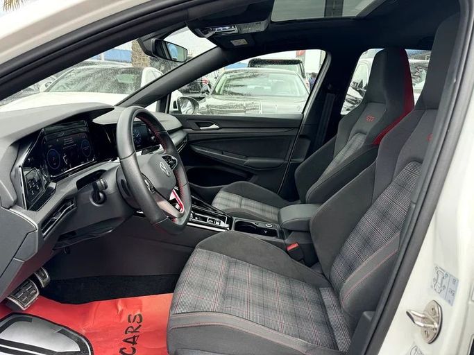 Подержанный Volkswagen Golf GTI VIII, 2.0 л, 2023 в Дубае от Nice Cars Motos Белый цвет. GCC | AUTO.AE