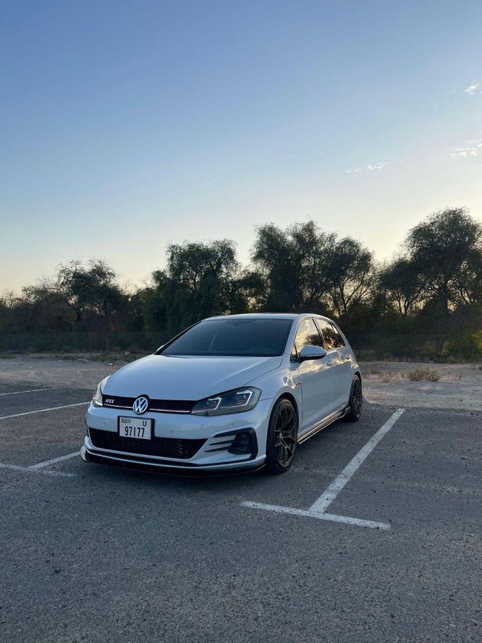 Подержанный Volkswagen Golf GTI VII Рестайлинг, 2.0 л, 2018 в Дубае от Carbon Cars Белый цвет. GCC | AUTO.AE