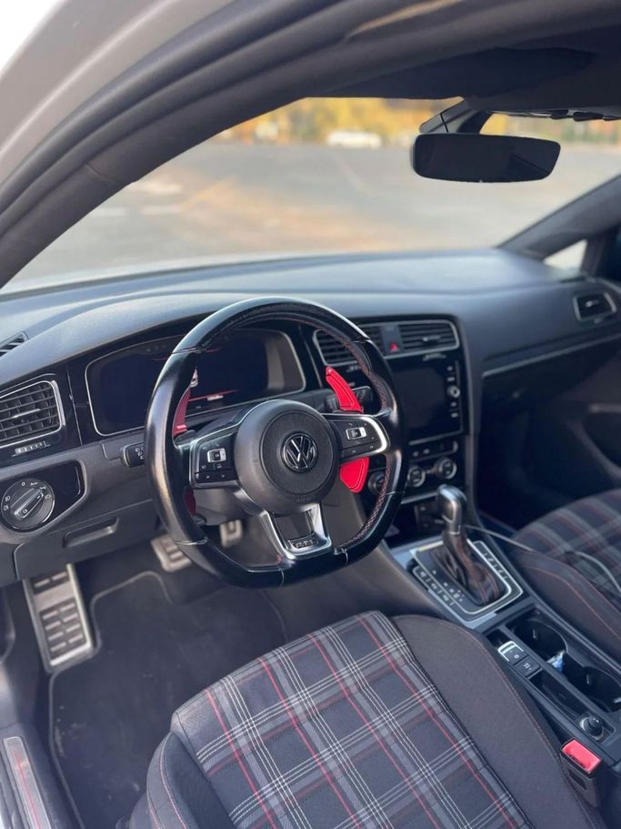 Подержанный Volkswagen Golf GTI VII Рестайлинг, 2.0 л, 2018 в Дубае от Carbon Cars Белый цвет. GCC | AUTO.AE