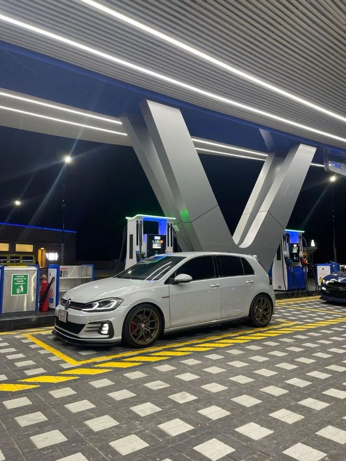 Подержанный Volkswagen Golf GTI VII Рестайлинг, 2.0 л, 2018 в Дубае от Carbon Cars Белый цвет. GCC | AUTO.AE