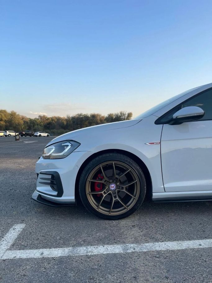 Подержанный Volkswagen Golf GTI VII Рестайлинг, 2.0 л, 2018 в Дубае от Carbon Cars Белый цвет. GCC | AUTO.AE