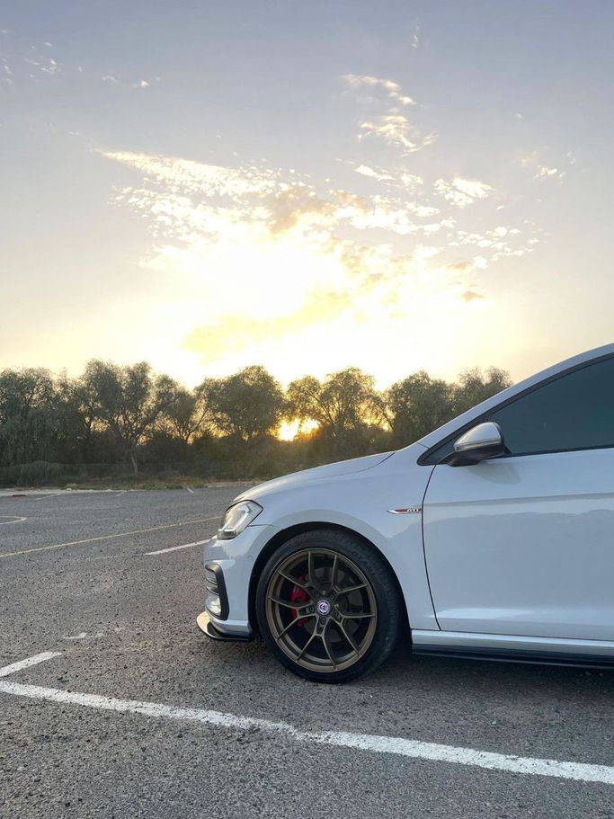 Подержанный Volkswagen Golf GTI VII Рестайлинг, 2.0 л, 2018 в Дубае от Carbon Cars Белый цвет. GCC | AUTO.AE