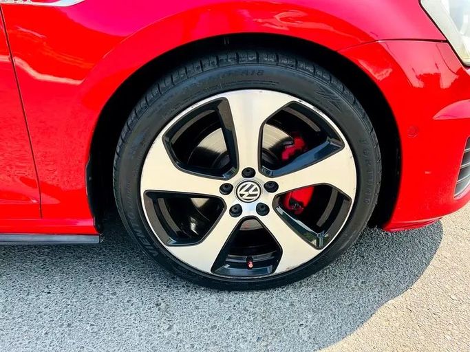 Подержанный Volkswagen Golf GTI GTI Clubsport VII, 2.0 л, 2016 в Дубае от First Choice Motors Красный цвет. GCC | AUTO.AE