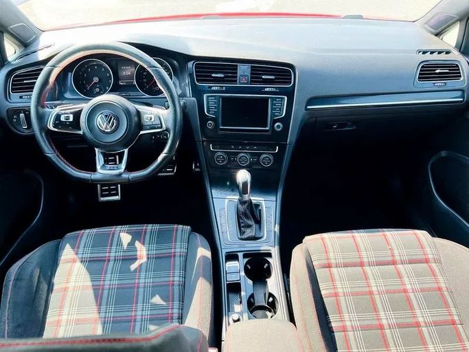 Подержанный Volkswagen Golf GTI GTI Clubsport VII, 2.0 л, 2016 в Дубае от First Choice Motors Красный цвет. GCC | AUTO.AE
