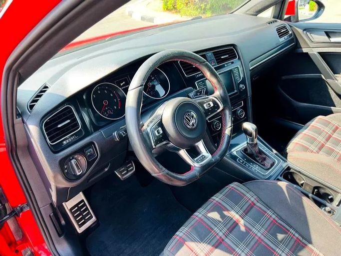 Подержанный Volkswagen Golf GTI GTI Clubsport VII, 2.0 л, 2016 в Дубае от First Choice Motors Красный цвет. GCC | AUTO.AE