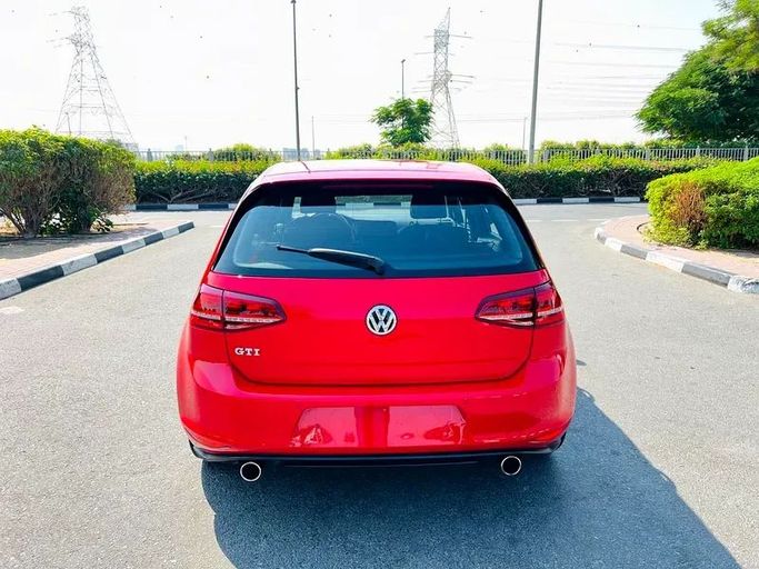 Подержанный Volkswagen Golf GTI GTI Clubsport VII, 2.0 л, 2016 в Дубае от First Choice Motors Красный цвет. GCC | AUTO.AE