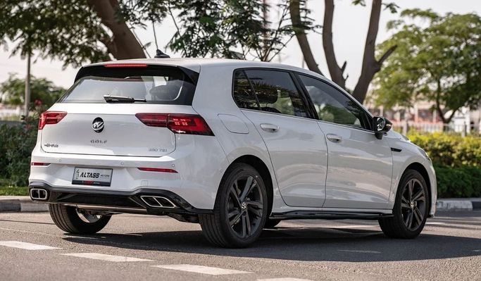 Новый Volkswagen Golf R VIII Рестайлинг, 2.0 л, 2024 в Дубае от Altass Motors Белый цвет. Other | AUTO.AE