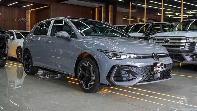 Новый Volkswagen Golf R VIII, 2.0 л, 2025 в Дубае от Najem Motors Серый цвет. Китайская | AUTO.AE