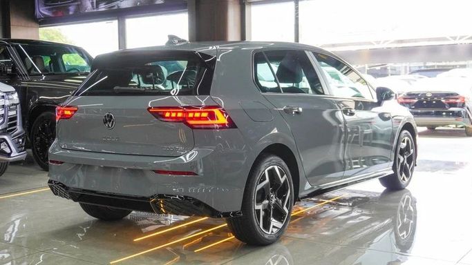 Новый Volkswagen Golf R VIII, 2.0 л, 2025 в Дубае от Najem Motors Серый цвет. Китайская | AUTO.AE