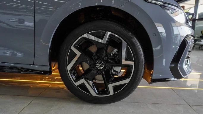 Новый Volkswagen Golf R VIII, 2.0 л, 2025 в Дубае от Najem Motors Серый цвет. Китайская | AUTO.AE