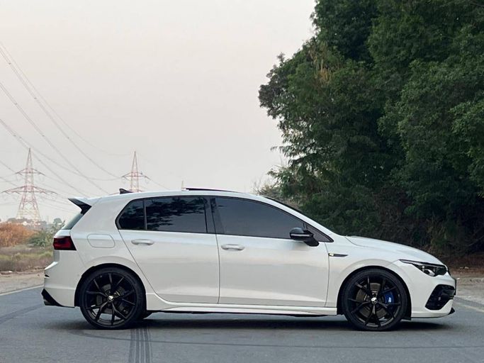 Подержанный Volkswagen Golf R VIII, 2.0 л, 2023 в Дубае от Prestige motors Белый цвет. GCC | AUTO.AE