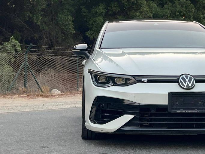Подержанный Volkswagen Golf R VIII, 2.0 л, 2023 в Дубае от Prestige motors Белый цвет. GCC | AUTO.AE