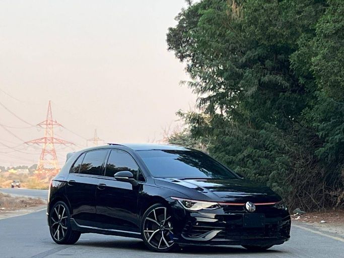 Подержанный Volkswagen Golf R VIII, 2.0 л, 2023 в Дубае от Prestige motors Черный цвет. GCC | AUTO.AE