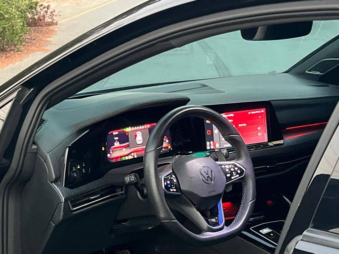 Подержанный Volkswagen Golf R VIII, 2.0 л, 2023 в Дубае от Prestige motors Черный цвет. GCC | AUTO.AE