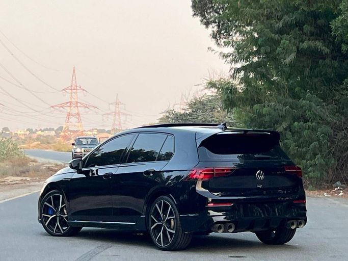 Подержанный Volkswagen Golf R VIII, 2.0 л, 2023 в Дубае от Prestige motors Черный цвет. GCC | AUTO.AE