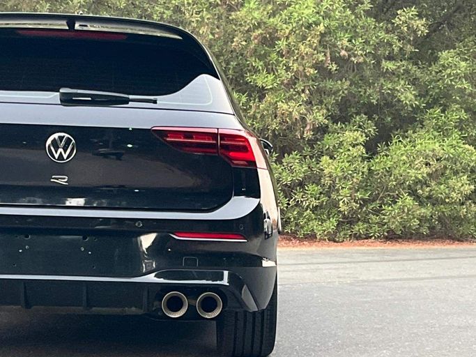 Подержанный Volkswagen Golf R VIII, 2.0 л, 2023 в Дубае от Prestige motors Черный цвет. GCC | AUTO.AE