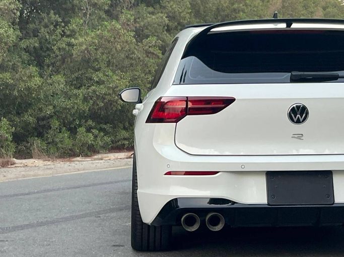 Подержанный Volkswagen Golf R VIII, 2.0 л, 2023 в Дубае от Perstige Motos (SHJ) Белый цвет. GCC | AUTO.AE