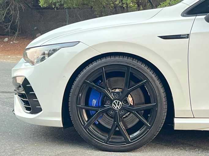 Подержанный Volkswagen Golf R VIII, 2.0 л, 2023 в Дубае от Perstige Motos (SHJ) Белый цвет. GCC | AUTO.AE