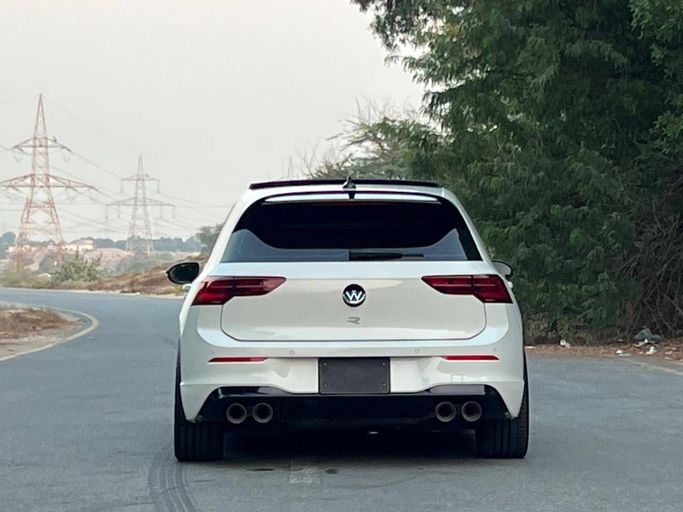 Подержанный Volkswagen Golf R VIII, 2.0 л, 2023 в Дубае от Perstige Motos (SHJ) Белый цвет. GCC | AUTO.AE