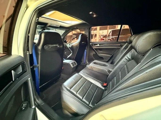 Подержанный Volkswagen Golf R VII Рестайлинг, 2.0 л, 2018 в Дубае от Al Qemah Used Cars Белый цвет. GCC | AUTO.AE