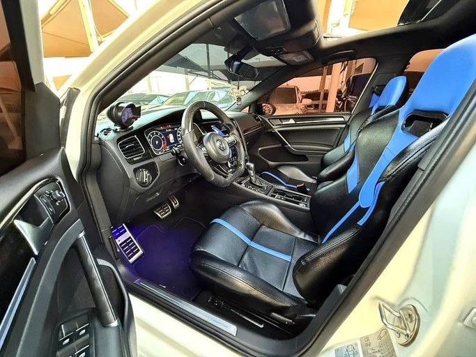 Подержанный Volkswagen Golf R VII Рестайлинг, 2.0 л, 2018 в Дубае от Al Qemah Used Cars Белый цвет. GCC | AUTO.AE
