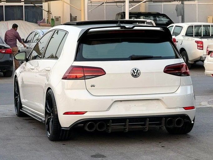 Подержанный Volkswagen Golf R VII Рестайлинг, 2.0 л, 2018 в Дубае от Al Qemah Used Cars Белый цвет. GCC | AUTO.AE