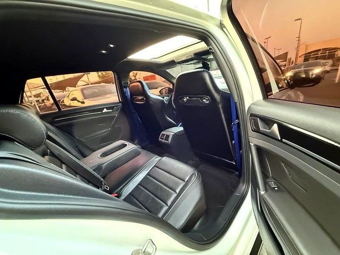 Подержанный Volkswagen Golf R VII Рестайлинг, 2.0 л, 2018 в Дубае от Al Qemah Used Cars Белый цвет. GCC | AUTO.AE