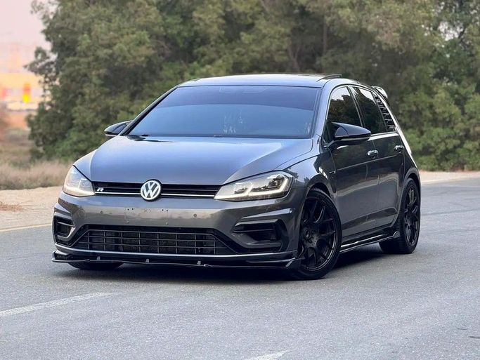 Подержанный Volkswagen Golf R VII Рестайлинг, 2.0 л, 2018 в Дубае от Abdo Al Muthanna Used Cars Серый цвет. GCC | AUTO.AE