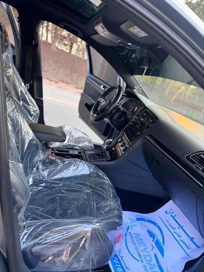 Подержанный Volkswagen Golf R VII Рестайлинг, 2.0 л, 2018 в Дубае от Abdo Al Muthanna Used Cars Серый цвет. GCC | AUTO.AE