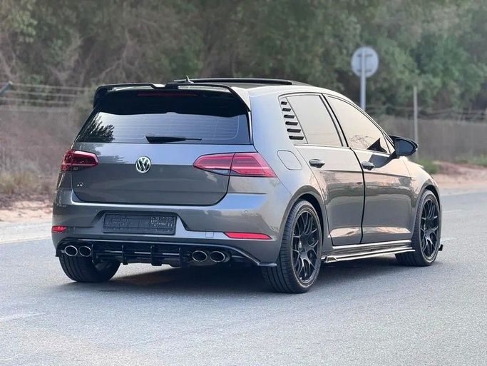 Подержанный Volkswagen Golf R VII Рестайлинг, 2.0 л, 2018 в Дубае от Abdo Al Muthanna Used Cars Серый цвет. GCC | AUTO.AE