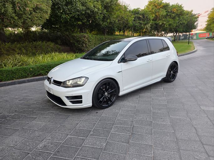 مستعملة Volkswagen Golf R فيس ليفت السابع, 2.0 l, 2017 في في الإمارات, دبي، اللون أبيض. مواصفات الخليج | AUTO.AE | إعلان #275809