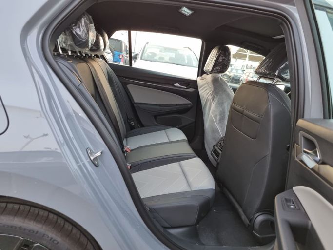 Новый Volkswagen Golf VIII Рестайлинг, 1.5 л, 2025 в Дубае от GR Auto Серый цвет. Китайская | AUTO.AE
