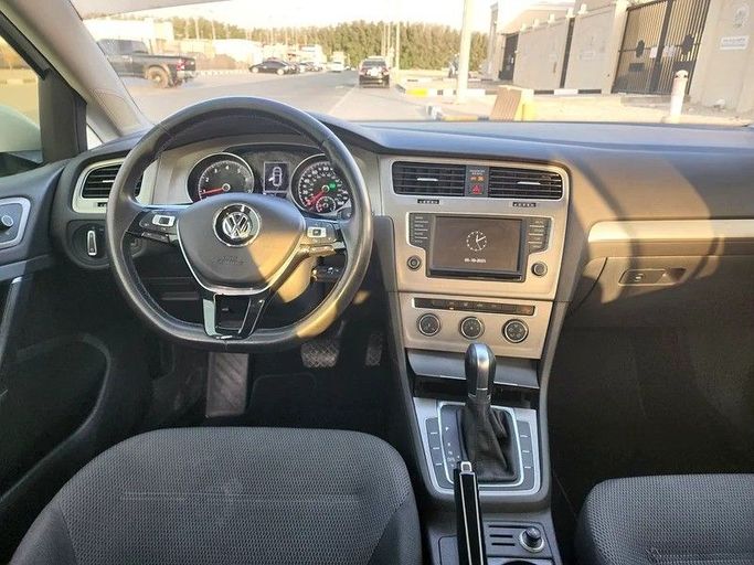 Подержанный Volkswagen Golf VII, 1.8 л, 2016 в Дубае от Abdo Al Muthanna Used Cars Белый цвет. Американская | AUTO.AE