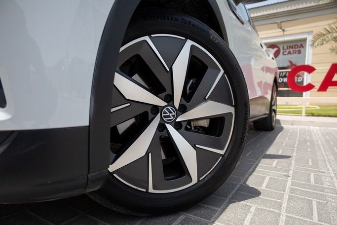 Подержанный Volkswagen ID.4, 2020 в Дубае от Linda Cars Белый цвет. Китайская | AUTO.AE