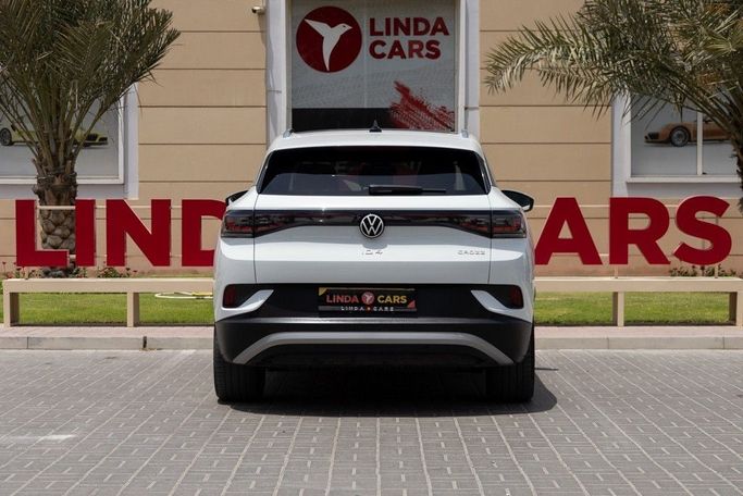 Подержанный Volkswagen ID.4, 2020 в Дубае от Linda Cars Белый цвет. Китайская | AUTO.AE
