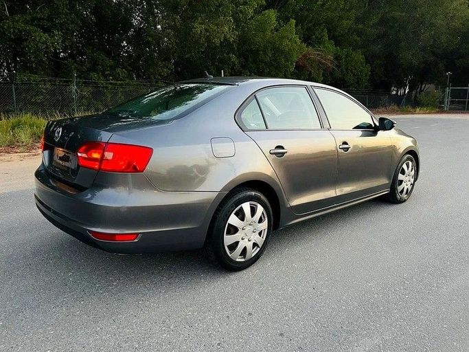 Подержанный Volkswagen Jetta VI, 2.0 л, 2013 в Дубае от Abdo Al Muthanna Used Cars Серый цвет. GCC | AUTO.AE