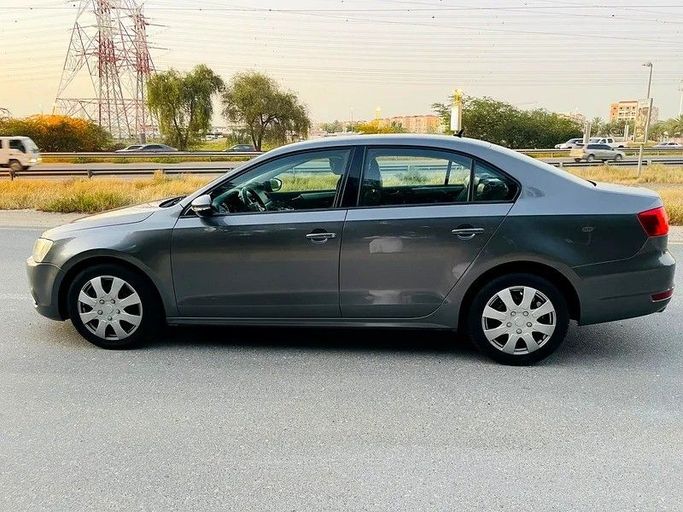 Подержанный Volkswagen Jetta VI, 2.0 л, 2013 в Дубае от Abdo Al Muthanna Used Cars Серый цвет. GCC | AUTO.AE