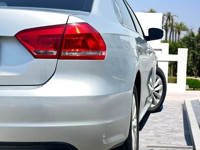 Подержанный Volkswagen Passat B7, 2.5 л, 2014 в Дубае от Andaleeb Cars Серый цвет. GCC | AUTO.AE
