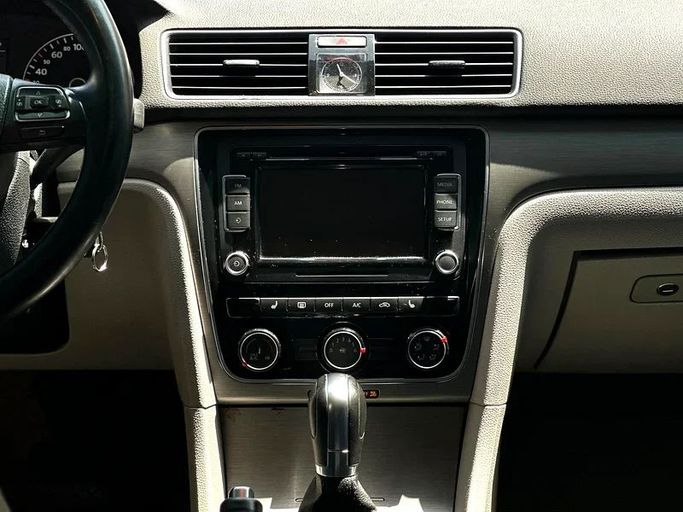 Подержанный Volkswagen Passat B7, 2.5 л, 2014 в Дубае от Andaleeb Cars Серый цвет. GCC | AUTO.AE