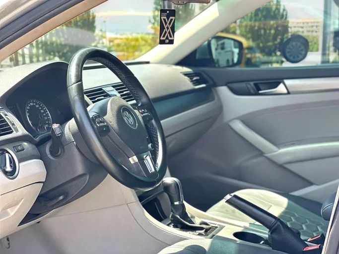 Подержанный Volkswagen Passat B7, 2.5 л, 2014 в Дубае от Andaleeb Cars Серый цвет. GCC | AUTO.AE