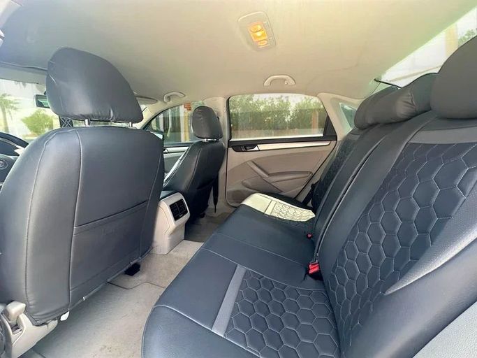 Подержанный Volkswagen Passat B7, 2.5 л, 2014 в Дубае от Andaleeb Cars Серый цвет. GCC | AUTO.AE