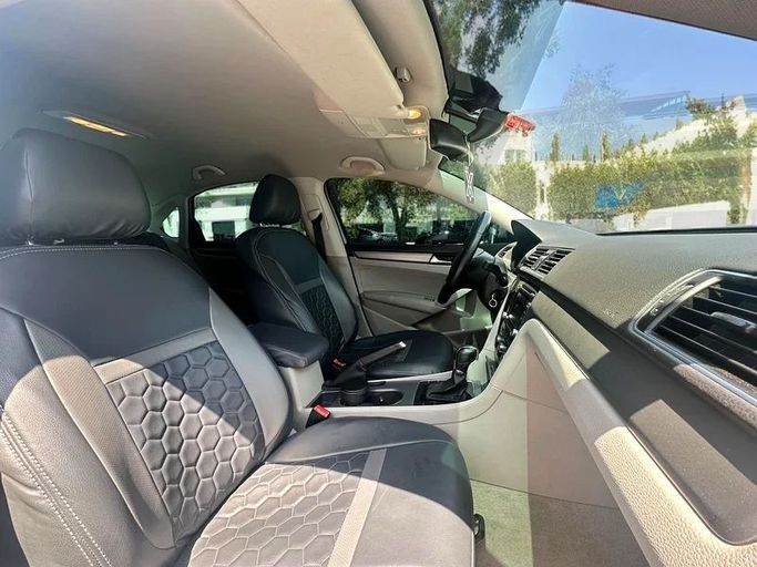 Подержанный Volkswagen Passat B7, 2.5 л, 2014 в Дубае от Andaleeb Cars Серый цвет. GCC | AUTO.AE