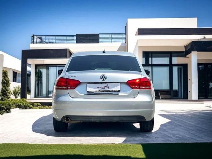Подержанный Volkswagen Passat B7, 2.5 л, 2014 в Дубае от Andaleeb Cars Серый цвет. GCC | AUTO.AE