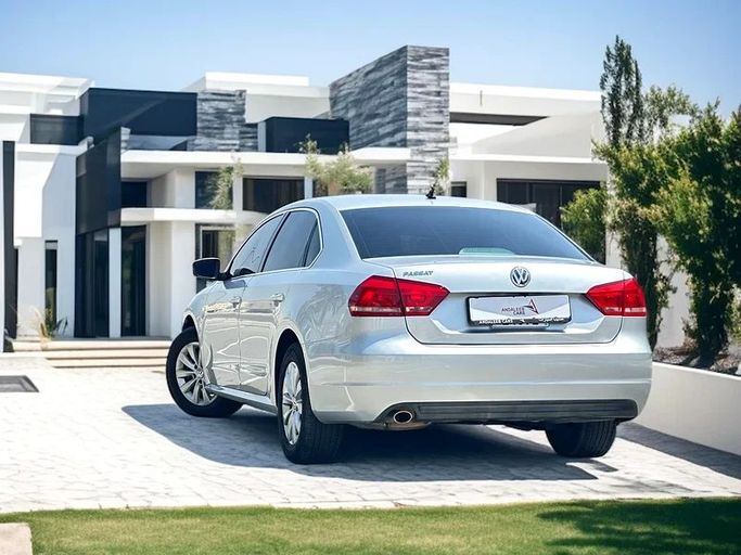 Подержанный Volkswagen Passat B7, 2.5 л, 2014 в Дубае от Andaleeb Cars Серый цвет. GCC | AUTO.AE