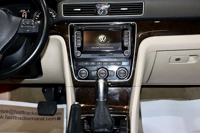 Подержанный Volkswagen Passat B8, 2.0 л, 2016 в Дубае от Billionaire Motors Синий цвет. GCC | AUTO.AE