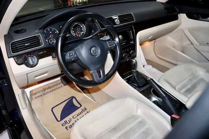 Подержанный Volkswagen Passat B8, 2.0 л, 2016 в Дубае от Billionaire Motors Синий цвет. GCC | AUTO.AE