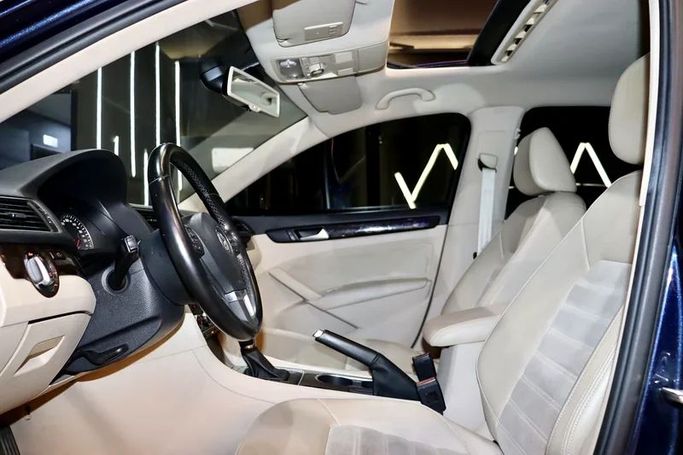 Подержанный Volkswagen Passat B8, 2.0 л, 2016 в Дубае от Billionaire Motors Синий цвет. GCC | AUTO.AE